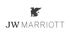 Graues JW Marriott Logo mit einem stilisierten Greif darüber auf dunkelgrünem Hintergrund.