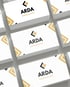 Stapel weißer Visitenkarten mit schwarzem ARDA Bodentechnik Logo und goldenen geometrischen Mustern.