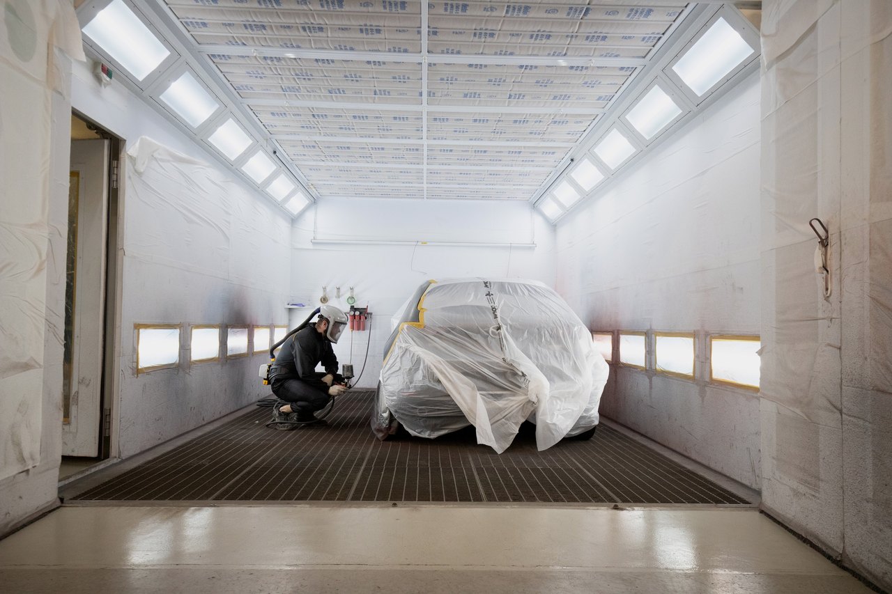 Reportage aus der Lackierkabine eines Autohauses – Unternehmensfotografie
