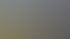Mann mit verschränkten Armen lächelt neben einem gelb-weißen VW ID. Buzz mit Solar- und Windkraft-Symbolen.