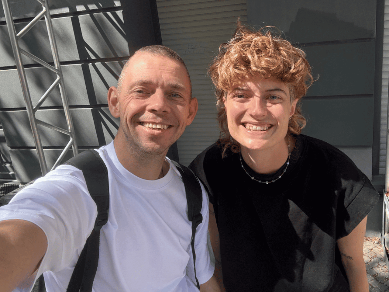 Ein Mann und eine Frau lächeln in die Kamera.
