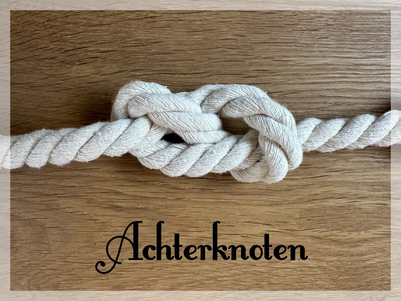 Achterknoten aus hellem Seil auf Holz mit dem Schriftzug Achterknoten