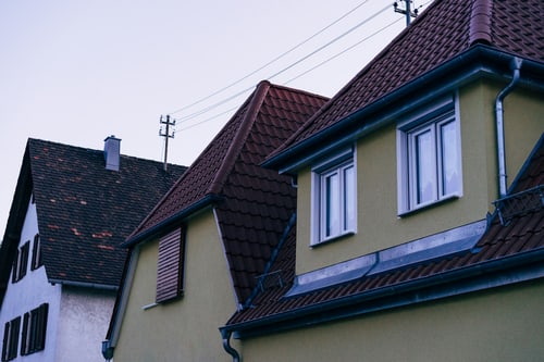 Reihe von Wohnhäusern mit braunen Ziegeldächern
