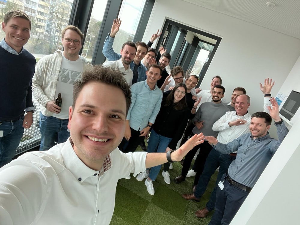 Eine Gruppe von Kollegen im Büro
