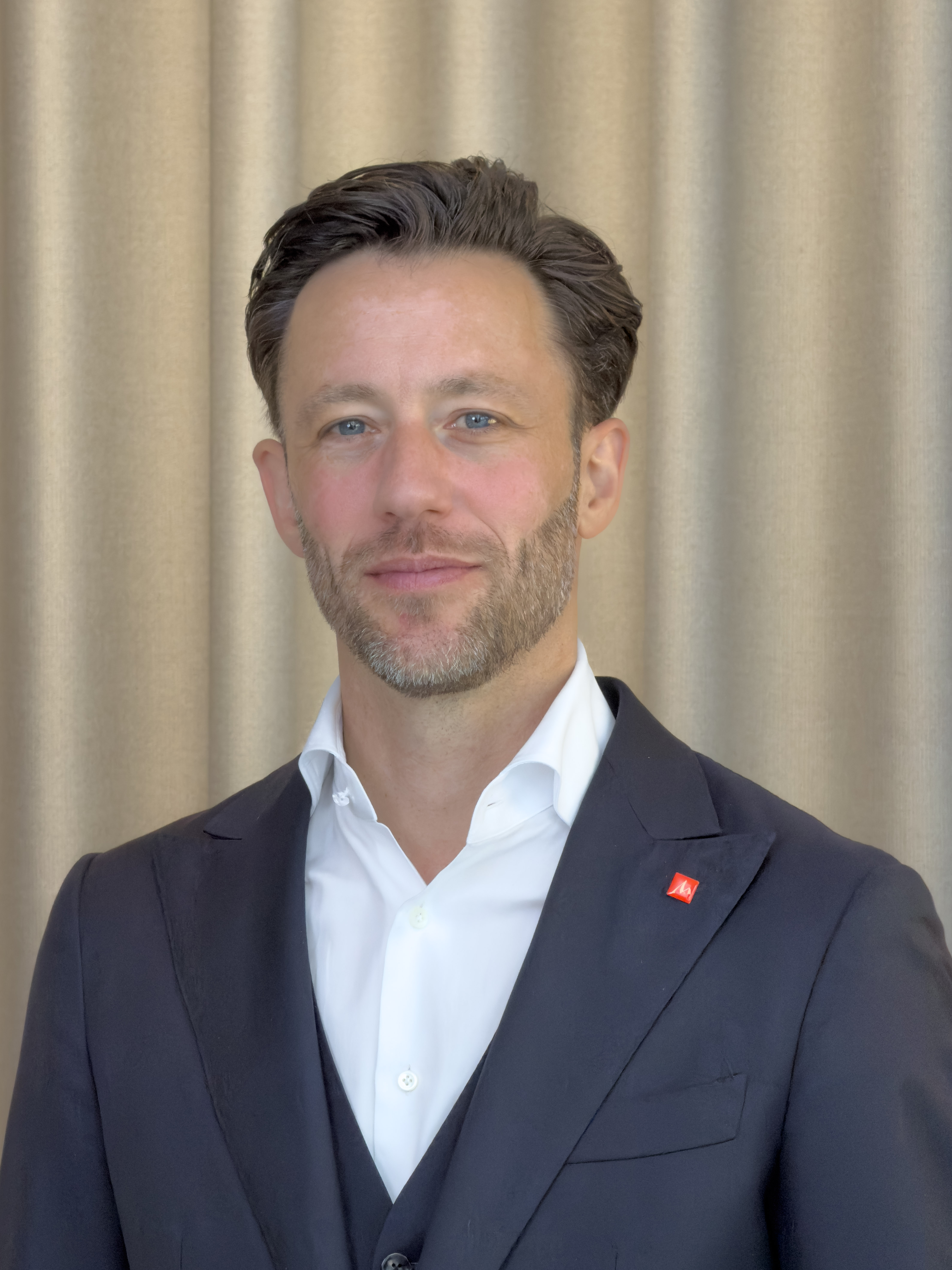 Marvin Jeske vor dem Büro in Trier