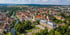 Luftaufnahme von Donaueschingen an der Donau mit Schloss, Basilika St. Peter und Fluss.