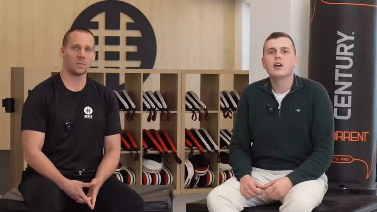 Videostimme von BENSO – zwei Verantwortliche im Trainingsraum