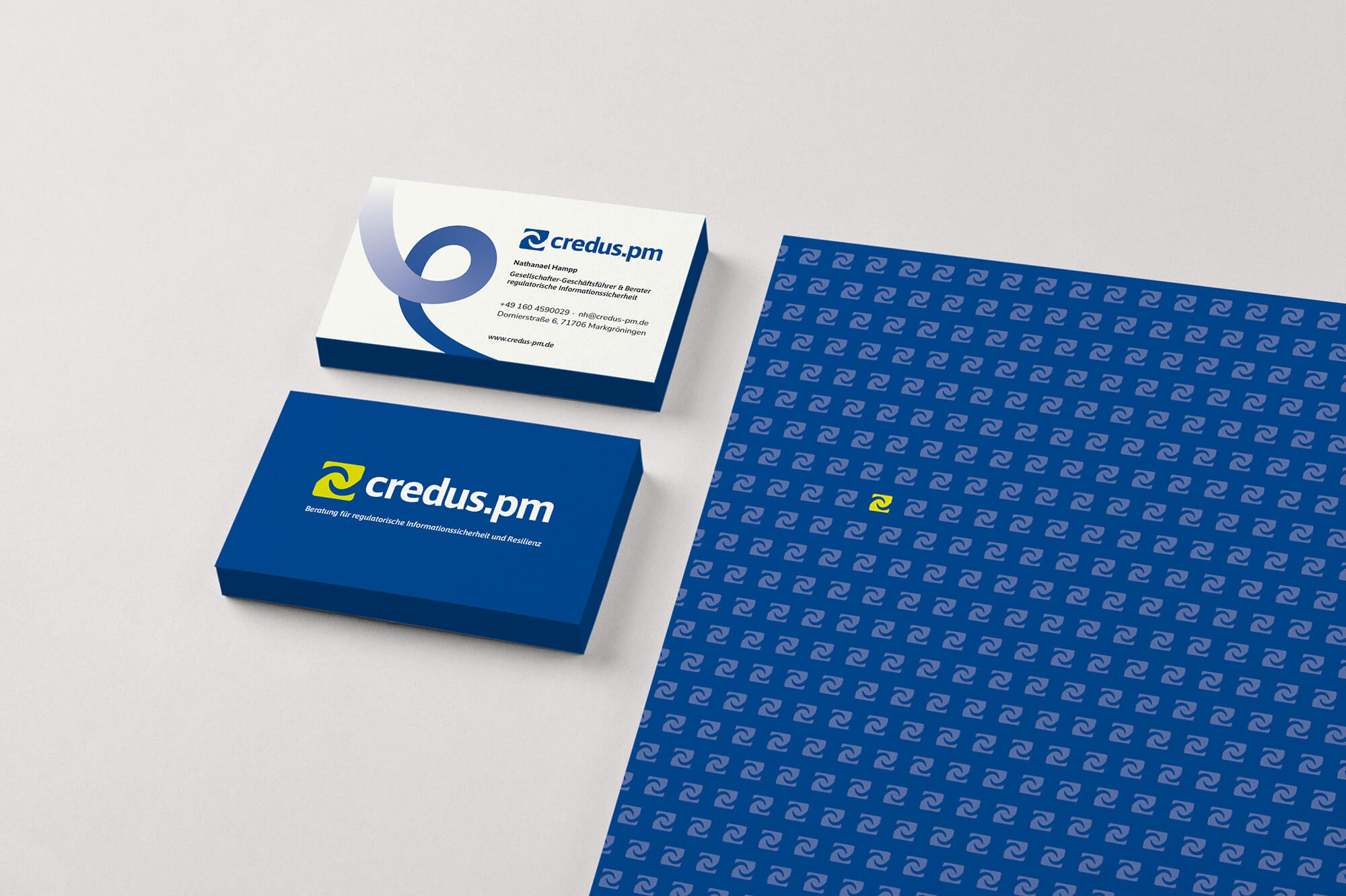 Print-Mockups von Visitenkarten und Briefpapier der Marke credus.pm