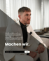 Mann in weißem Anzug und schwarzer Krawatte; Text: "Digitale Präsenz? Machen wir. Media Works. LOS!"