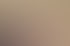 Ein lächelnder Arzt mit Stethoskop und eine Frau mit drei Kindern, im Hintergrund eine Krankenschwester am Telefon.