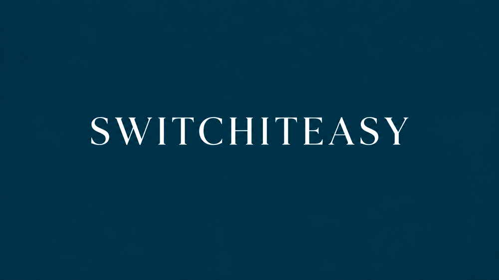 Weißer Schriftzug SWITCHITEASY in Serifenschrift auf dunkelblauem Hintergrund.