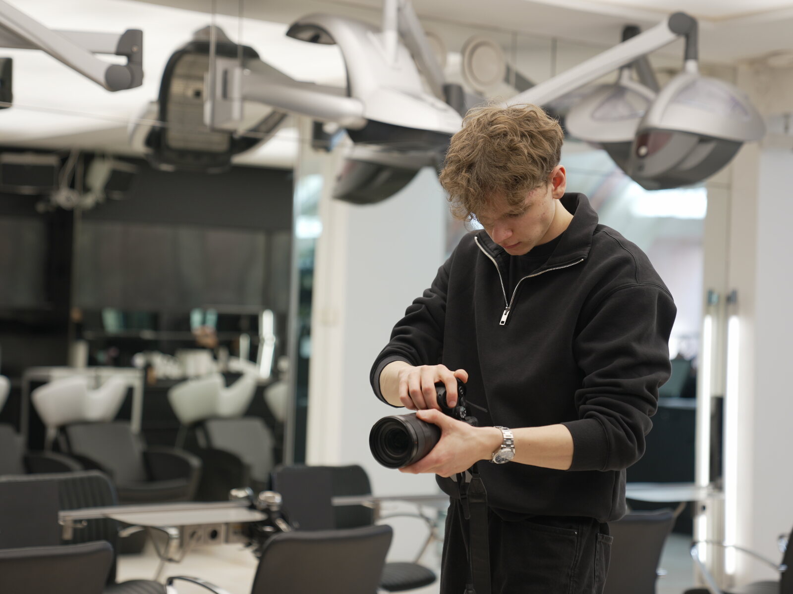 Tobias Ortegel begleitet eine Kundenveranstaltung mit der Kamera