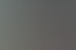 Ein Mann arbeitet in einer Werkstatt an einer Maschine mit einer grünen Leuchte.