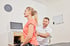 Physiotherapeut der LANDphysio Lauchdorf untersucht Rücken einer Patientin bei der Behandlung im Ostallgäu