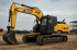 Gelber und schwarzer SANY SY215C Bagger steht auf einer Baustelle.