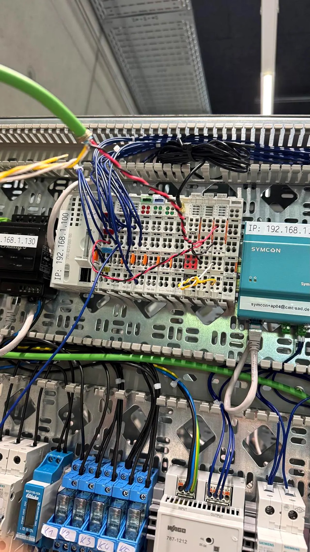 Sauber verdrahteter Schaltschrank mit Loxone und KNX