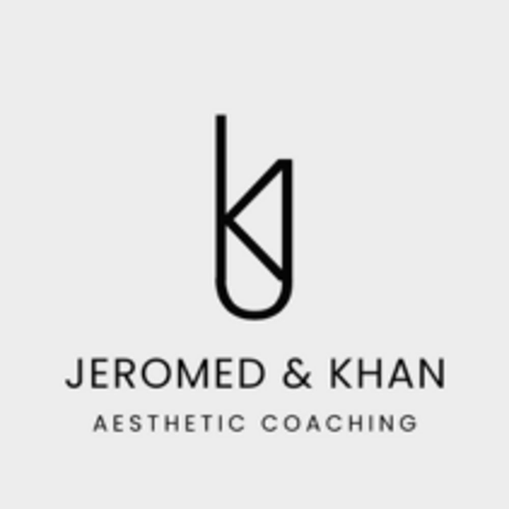 Schwarz-weißes Logo "JEROMED & KHAN AESTHETIC COACHING" mit stilisierten Initialen JK.