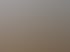 Quadratische Holzwand mit runder, organisch geformter Durchgangsöffnung und dahinterliegenden hölzernen Spielelementen.