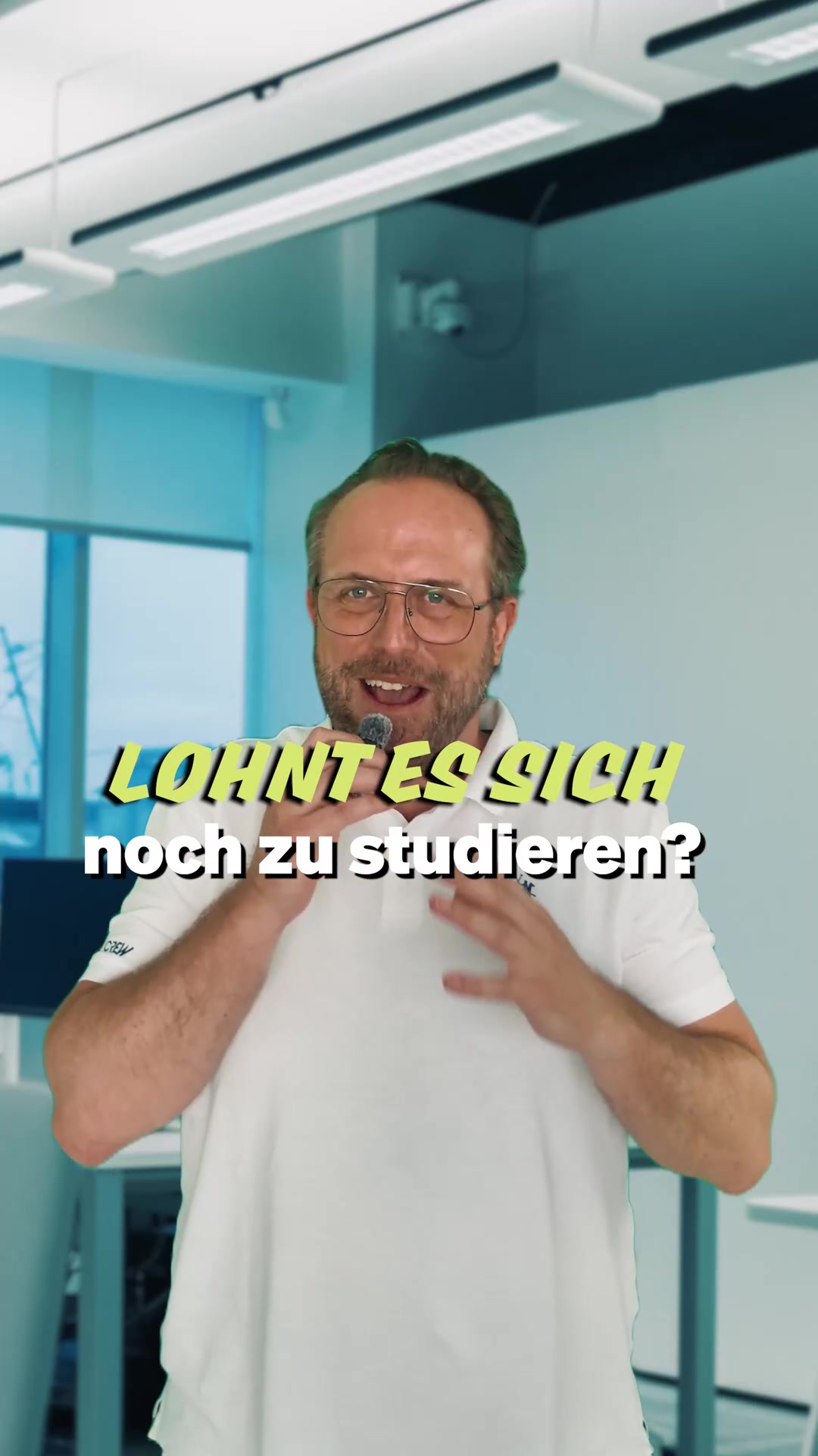 Standbild aus dem Video über den Wert eines Studiums