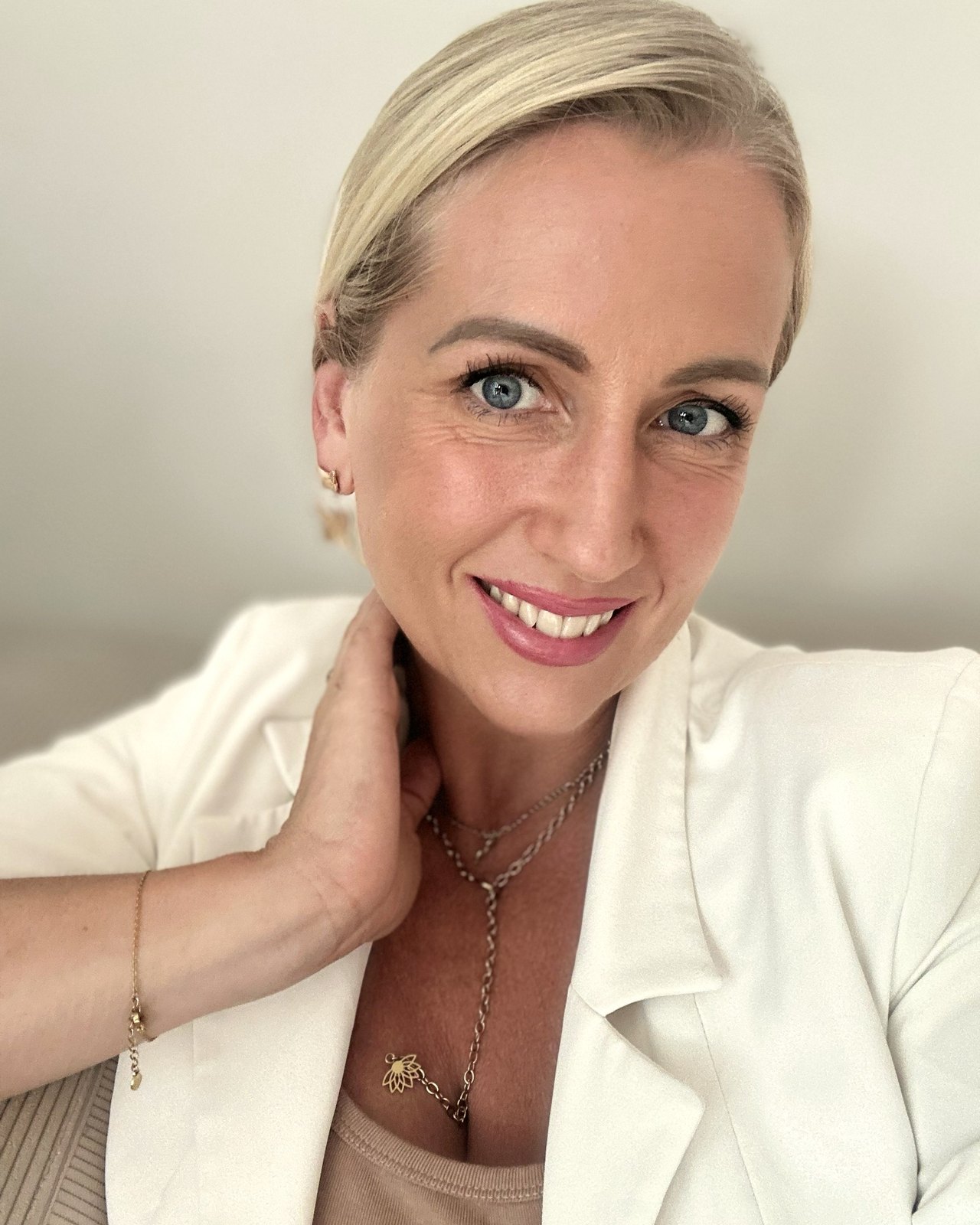 Nathalie Ries auf der B\u00fchne mit Mikrofon