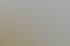 Ein offener Telekommunikationsschrank mit Glasfaserkabeln und Spleißgeräten daneben.