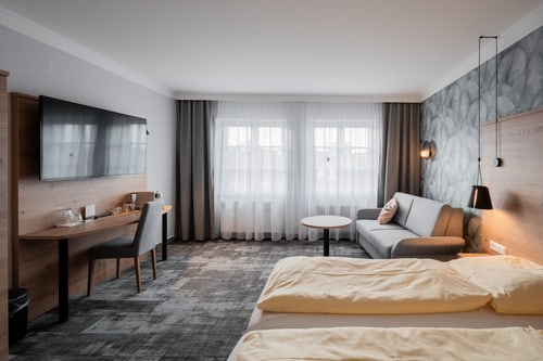 Geräumiges Hotelzimmer mit Doppelbett