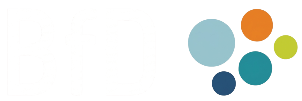 Das Logo "BfD" in Weiß mit fünf farbigen Kreisen in Orange, Hellblau, Türkis, Dunkelblau und Gelbgrün.