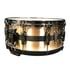Goldene Snare-Drum mit schwarzem Mittelstreifen, verchromter Hardware und weißem Trommelfell vor weißem Hintergrund.