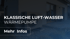 Klassische Luft-Wasser Wärmepumpe vor einem Haus; Text: "Mehr Infos".