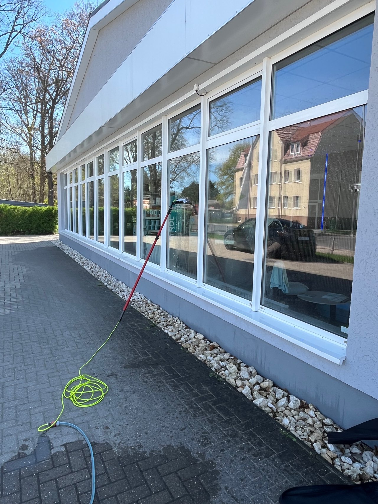 Glasfront eines Kindergartens in Berlin während der Fensterreinigung der Fensterputzer Berlin