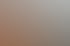 Zwei Solarteure montieren ein Photovoltaik-Modul auf einem Ziegeldach.