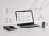 Ein Laptop auf einem Schreibtisch zeigt Benutzeroberflächen-Elemente für Workflow-Automatisierung und Projektmanagement.