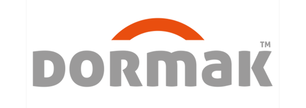 Logo von Dormak in Grau mit einem orangefarbenen Bogen darüber auf grünem Hintergrund.
