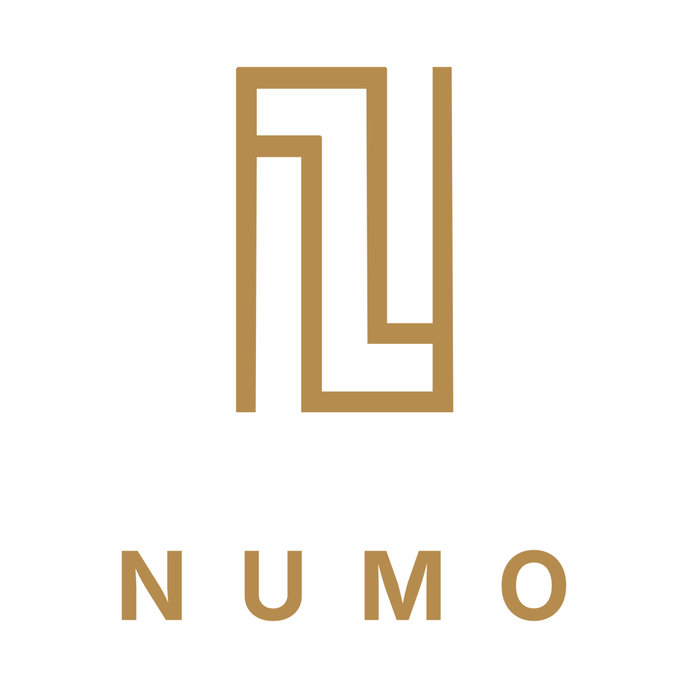 Goldenes NUMO Logo mit geometrischem Liniensymbol in Rechteckform auf schwarzem Hintergrund.