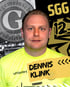 Mann mit blondem Haar in neongelbem Trikot, "Dennis Klink Torwart" und "SG Großziethen" Logos.