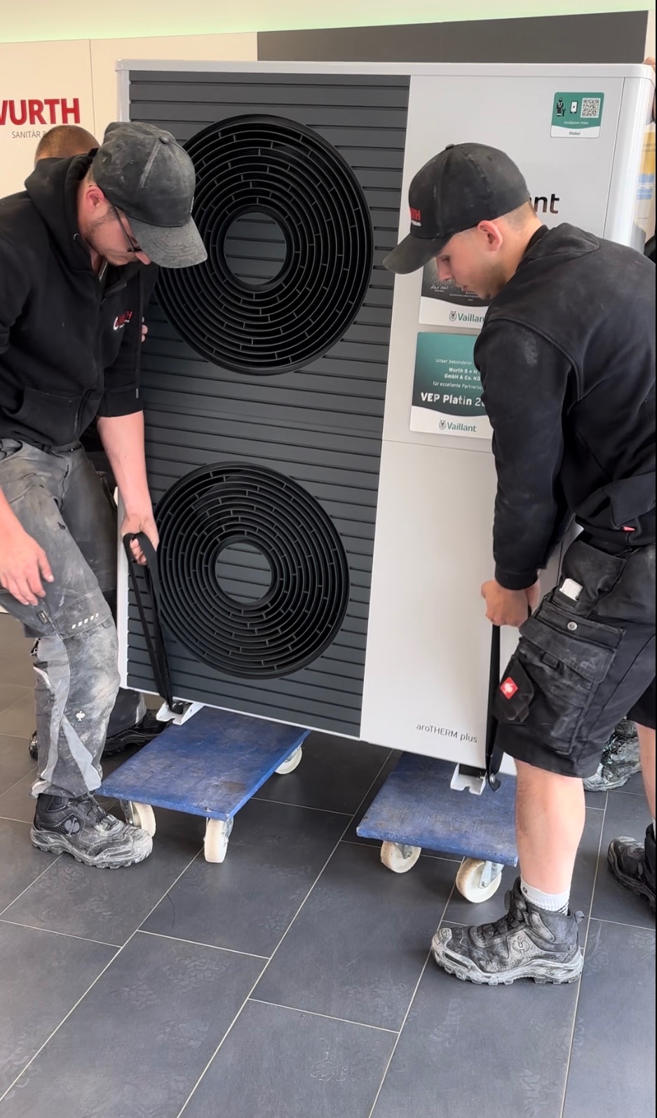 SHK-Fachkraft bei der Arbeit