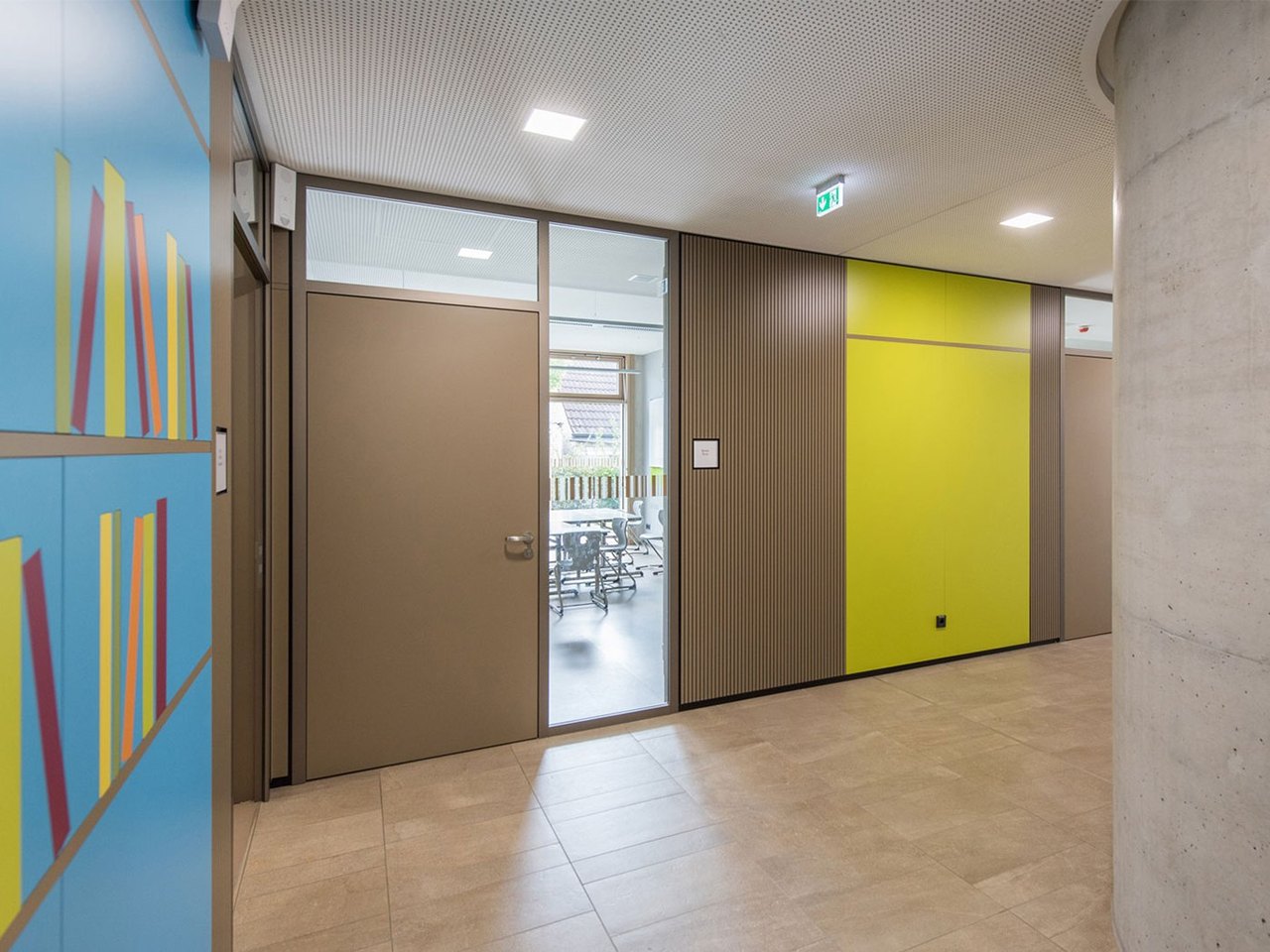 Holz-Glas-Türen in einer Schule, Hamburg