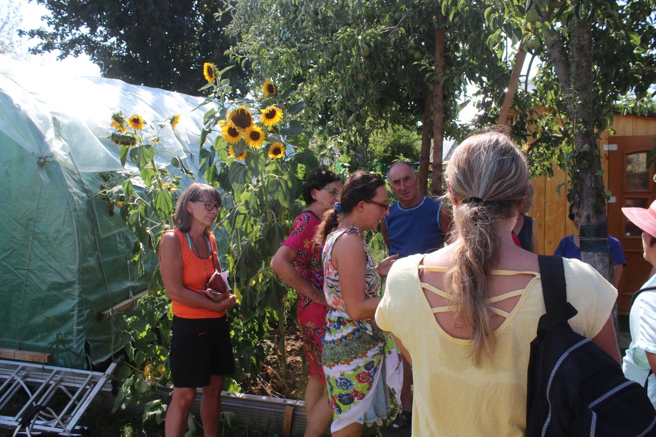 Nadia Krol mit einer Gruppe im Garten