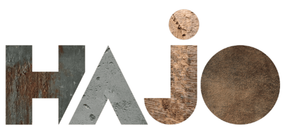 Rostfarbener Schriftzug "HAJO ART DESIGN" auf dunkelgrünem Hintergrund.