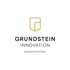 Goldenes Schildsymbol über "GRUNDSTEIN INNOVATION Deutschland GmbH" auf dunkelgrünem Hintergrund.