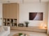 Wohnzimmer mit hellen Holzmöbeln, TV-Gerät, Marshall-Lautsprecher und weißem Sofa.