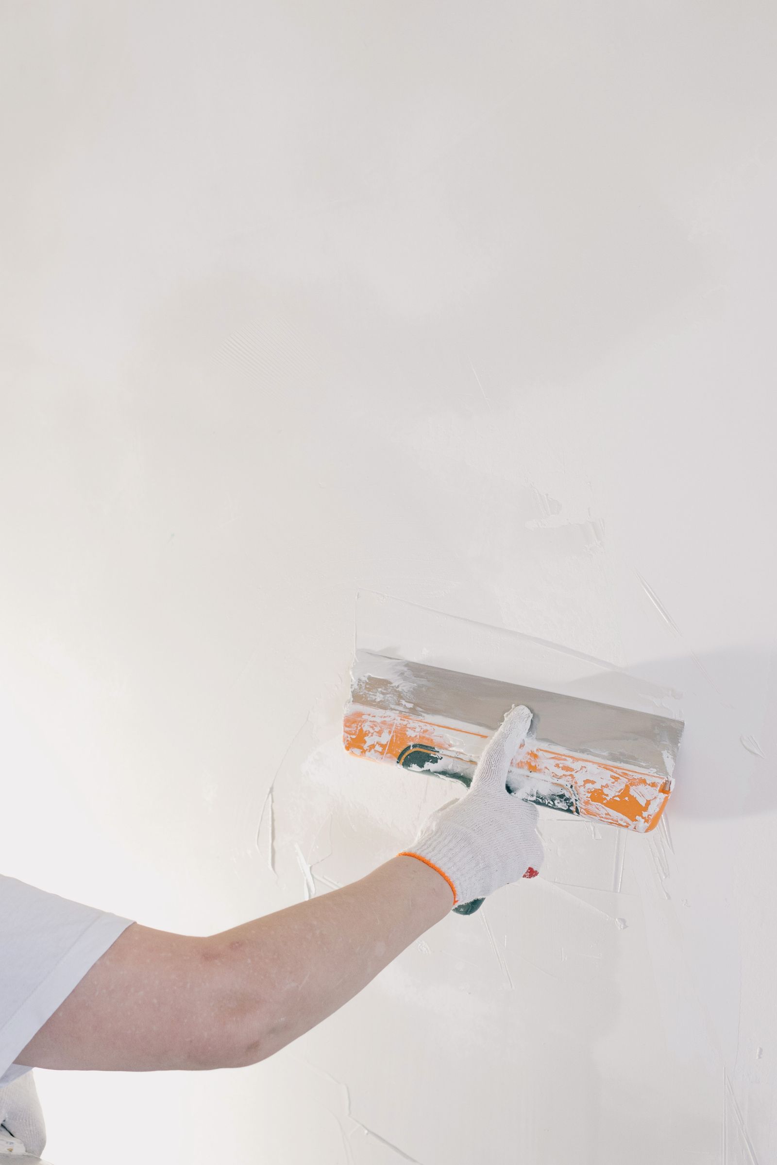 Handwerkliche Detailarbeit beim Verspachteln einer Wand