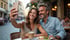 Lächelndes Paar macht ein Selfie an einem Restauranttisch im Freien.