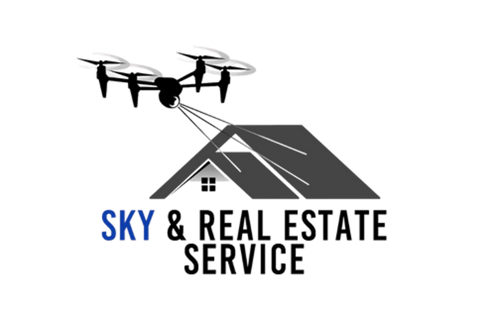 Drohne über einem Hausdach mit Text "SKY & REAL ESTATE SERVICE".