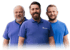 Drei lächelnde Männer in blauen Poloshirts stehen nebeneinander.