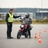 Fahrlehrer schult Fahrschüler auf dem Übungsplatz – B196 Praxis