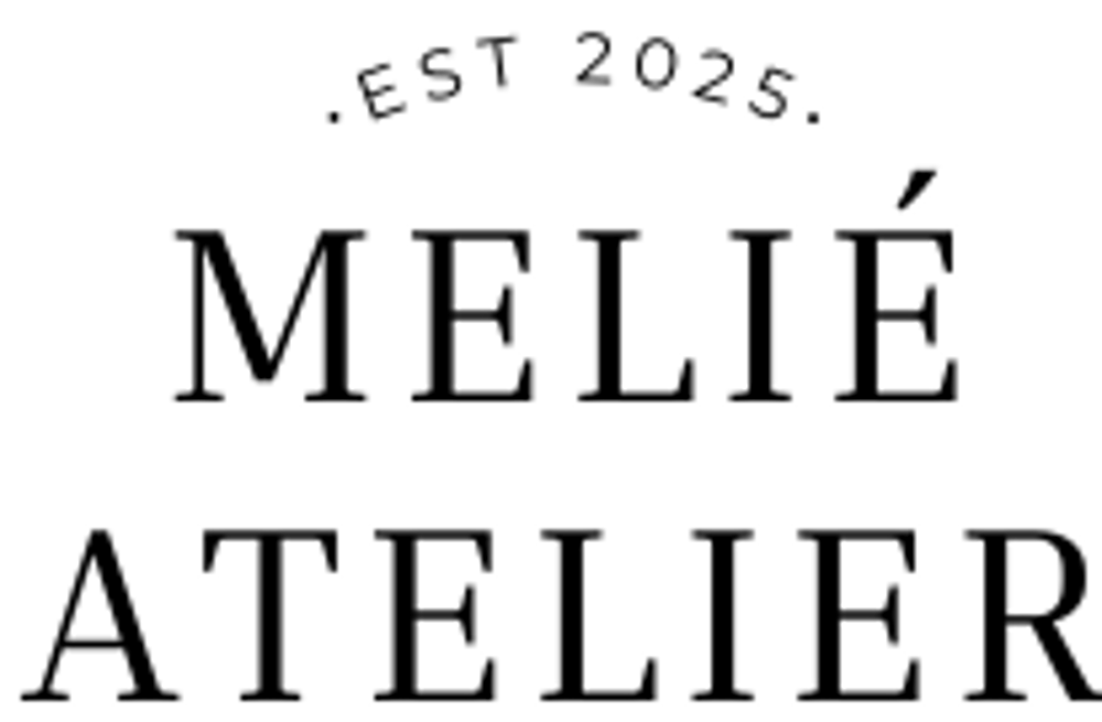 Schwarzer Text auf dunkelgrünem Hintergrund: „.EST 2025. MELIÉ ATELIER“.