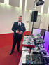 DJ Alexander Stephan im Anzug vor seinem Pult bei Hochzeitsfeier in moderner Location