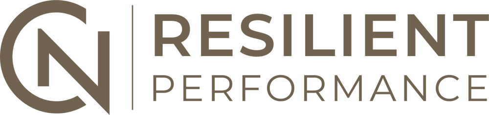 Resilient Performance Logo mit einem kreisförmigen CN-Symbol in Braun auf schwarzem Hintergrund.