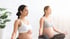 Schwangere Frauen beim Yoga